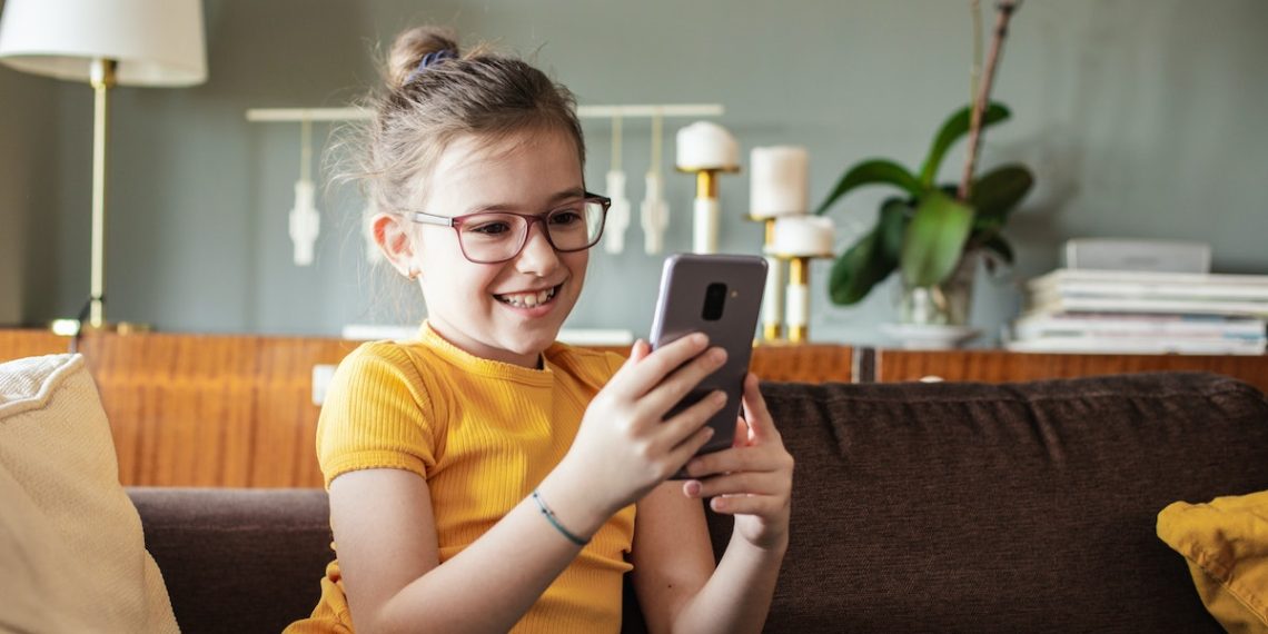 How to Prevent Back Pain in Children and Teenagers from Cell Phone Overuse - Before You Take